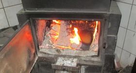 Spalał płyty OSB w piecu. Interwencja straży miejskiej w warszawskim warsztacie