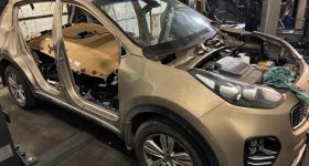 Rozbierali kradzione samochody. Wpadli w ręce policji